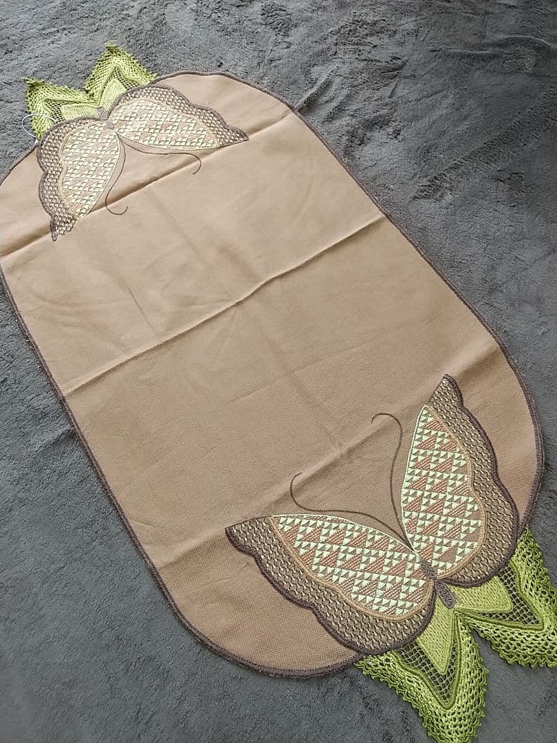 刺繍☆テーブルセンター 敷物(90cm·蝶)
