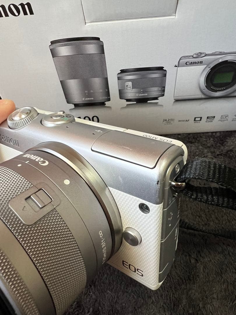 Canon EOS M100 ダブルレンズキット　ホワイト　ミラーレスカメラ