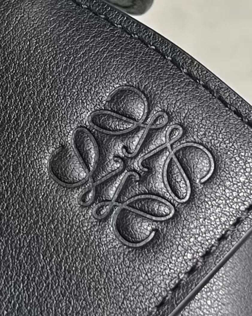 LOEWE ブラックレザーショルダーバッグ~~