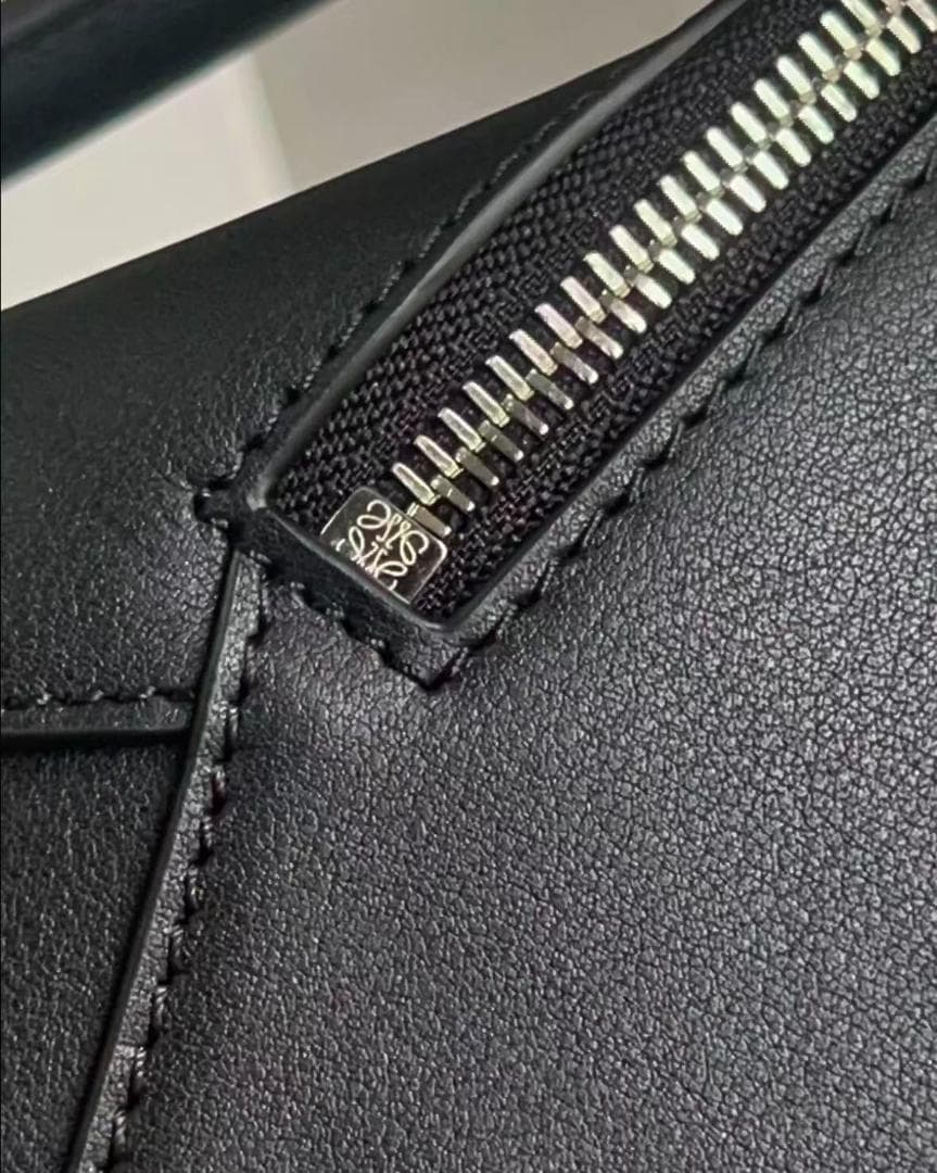 LOEWE ブラックレザーショルダーバッグ~~