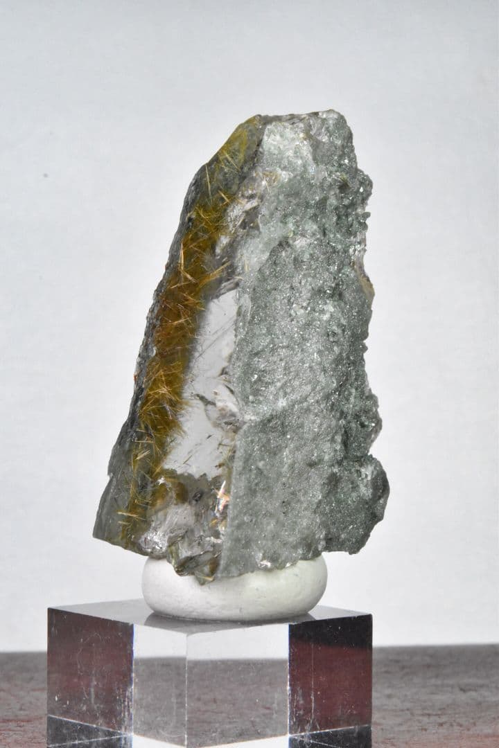 マニハール産 クローライト ルチルインクォーツ 一面磨き