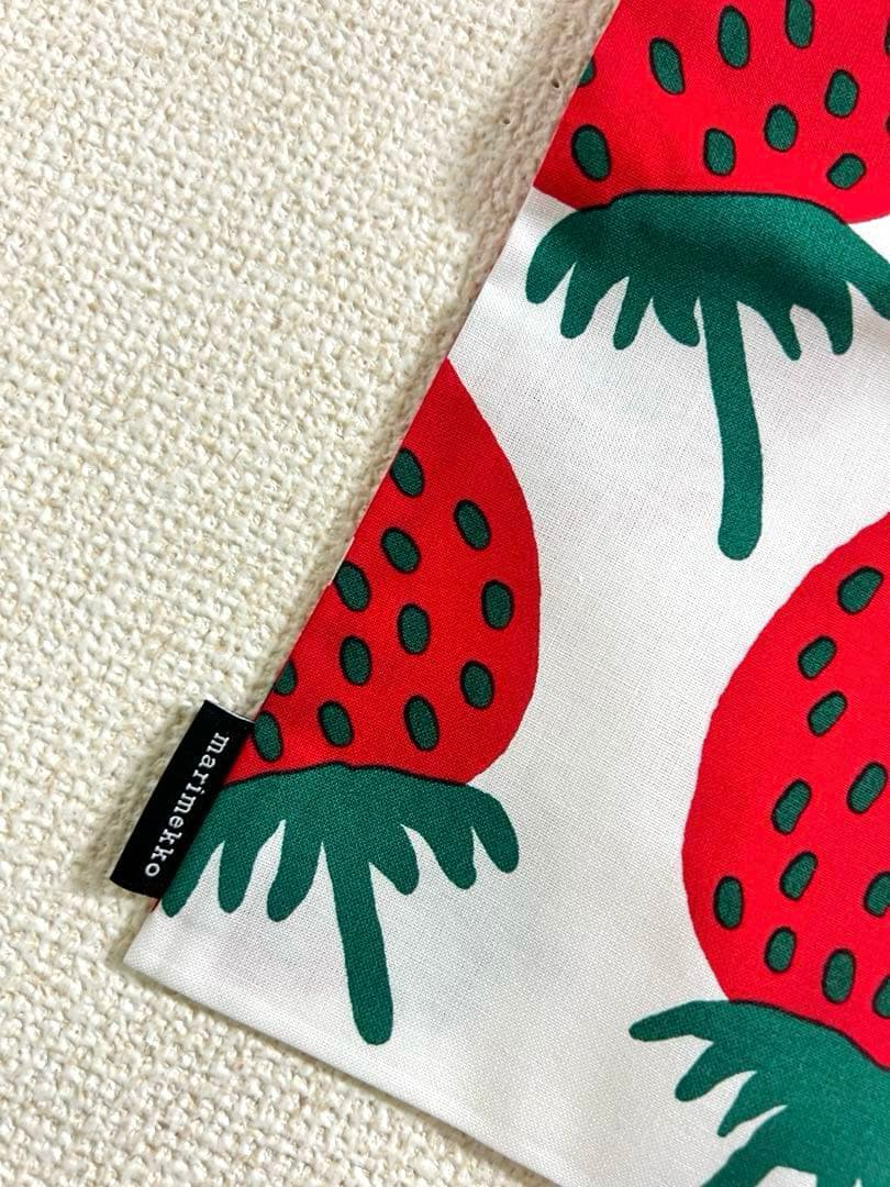 ★新品未使用星★マリメッコ　marimekko クッションカバー　マンシッカ　苺