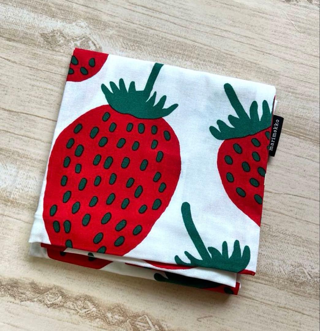★新品未使用星★マリメッコ　marimekko クッションカバー　マンシッカ　苺