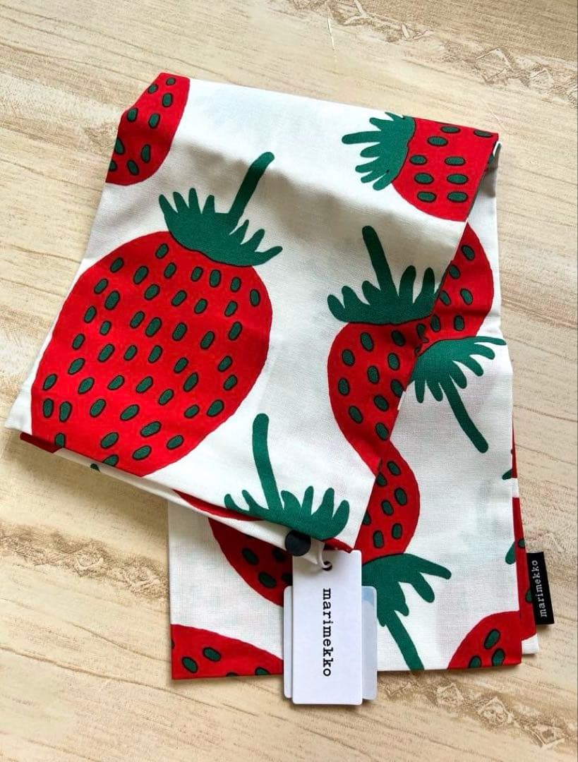 ★新品未使用星★マリメッコ　marimekko クッションカバー　マンシッカ　苺