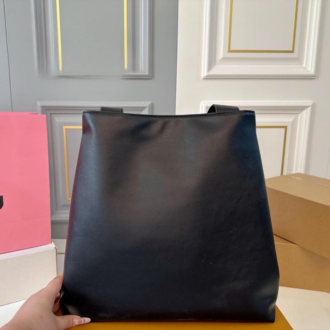 MIU MIU ブラックレザートートバッグ