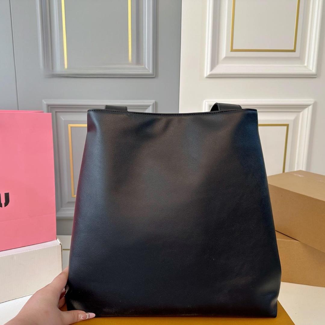 MIU MIU ブラックレザートートバッグ