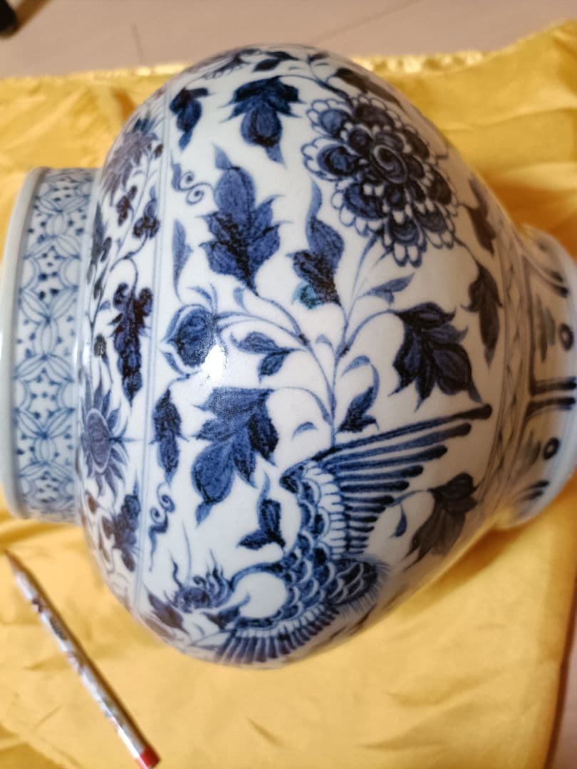 青い花柄の陶器の壺