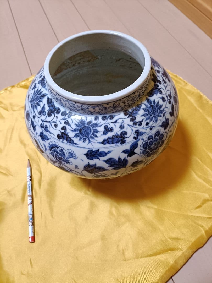 青い花柄の陶器の壺