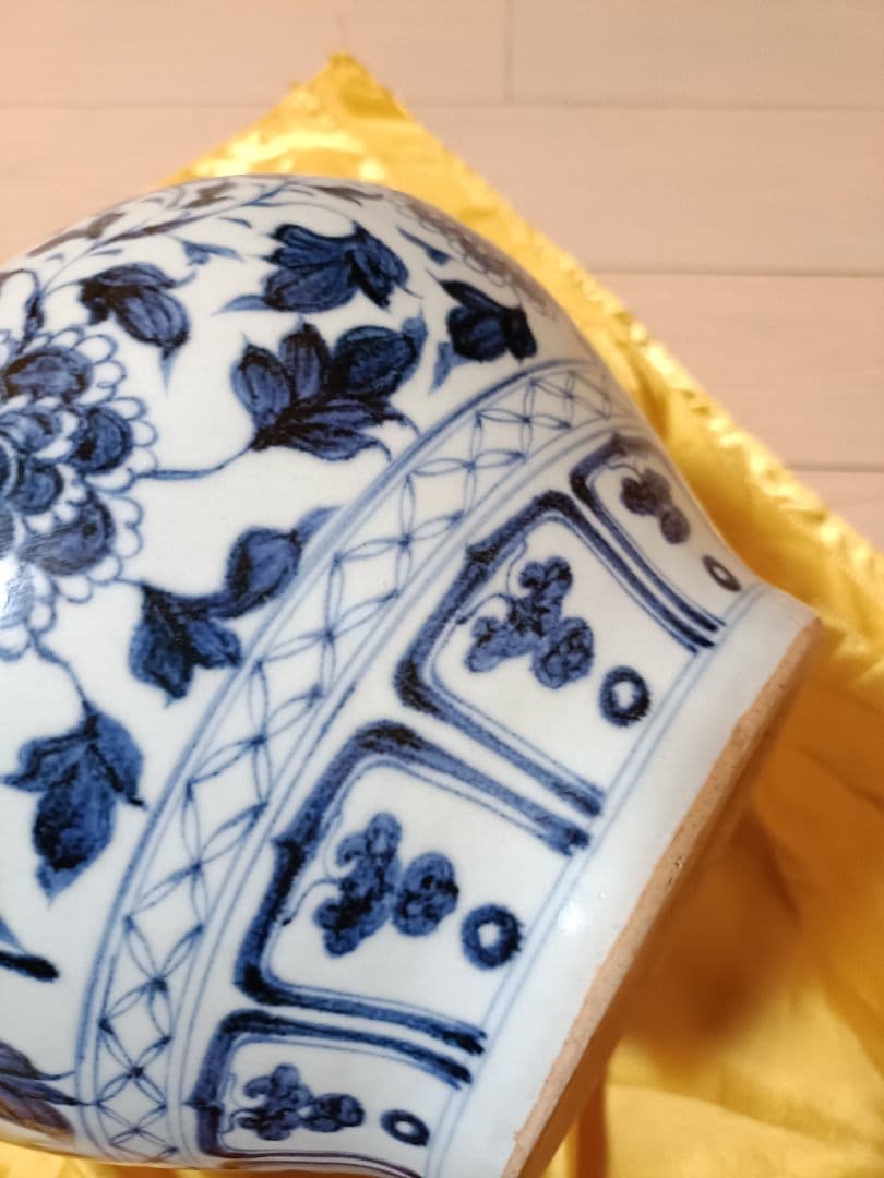 青い花柄の陶器の壺