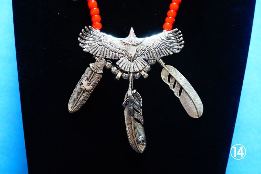 ボヘミアン風シルバーカラーイーグル とフェザー ホワイトハーツビーズ70個使用