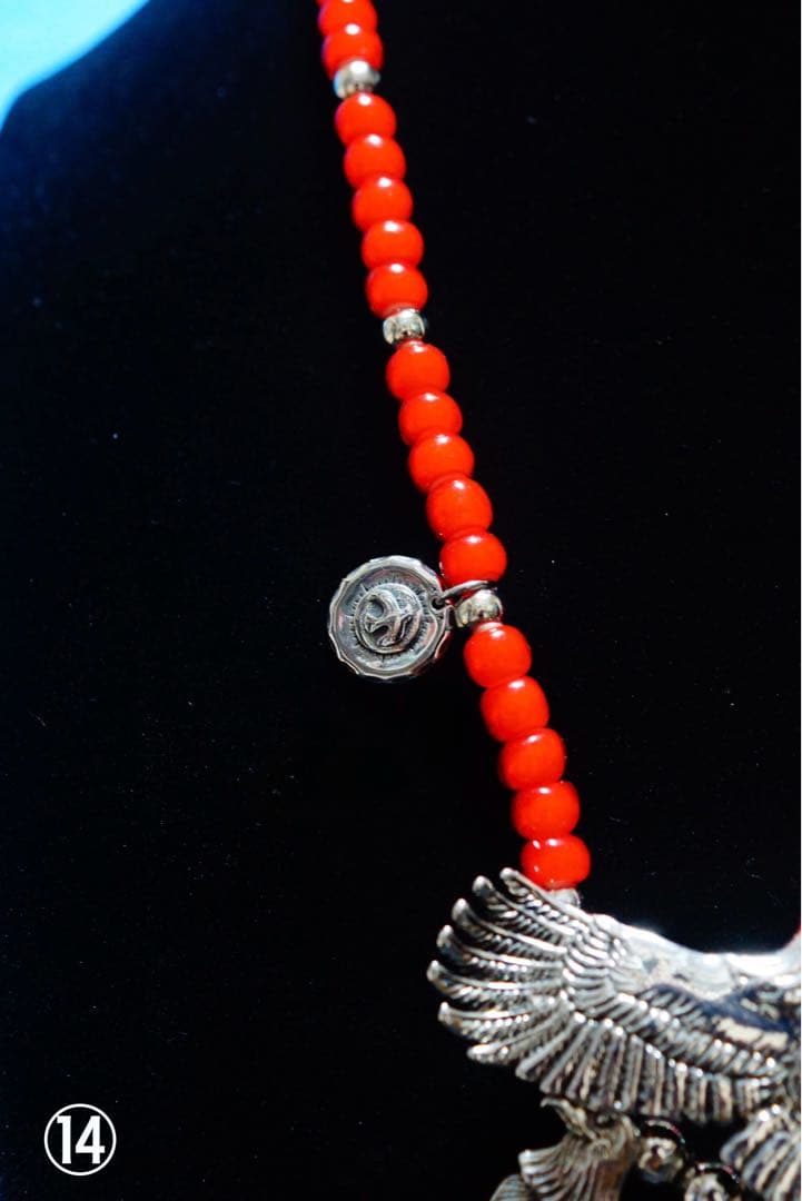 ボヘミアン風シルバーカラーイーグル とフェザー ホワイトハーツビーズ70個使用