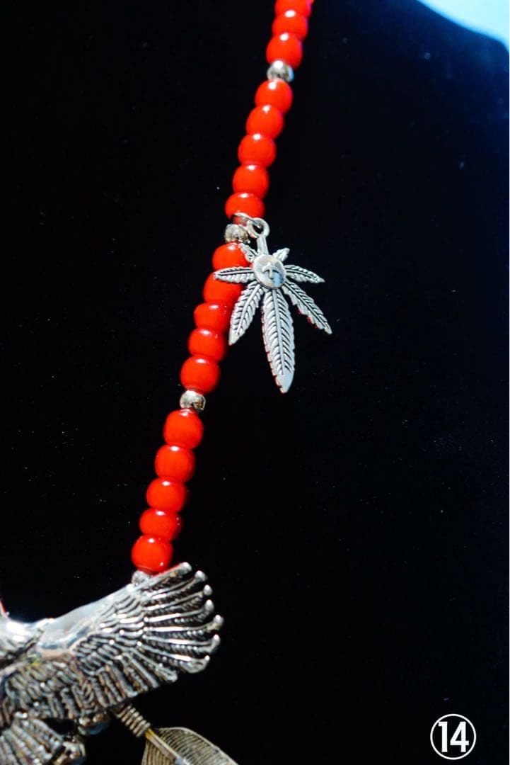 ボヘミアン風シルバーカラーイーグル とフェザー ホワイトハーツビーズ70個使用