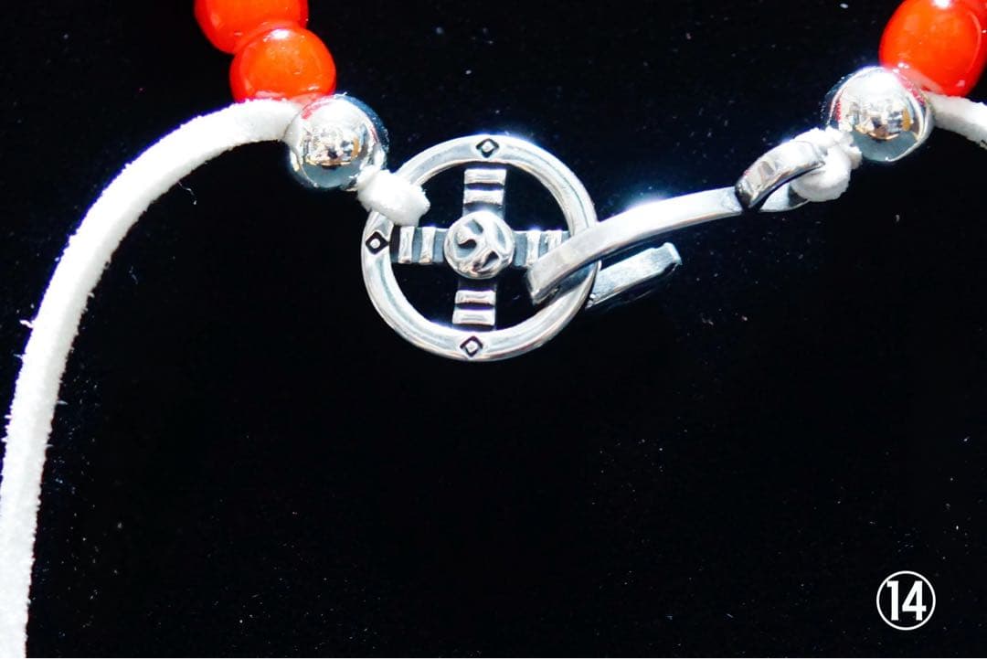 ボヘミアン風シルバーカラーイーグル とフェザー ホワイトハーツビーズ70個使用