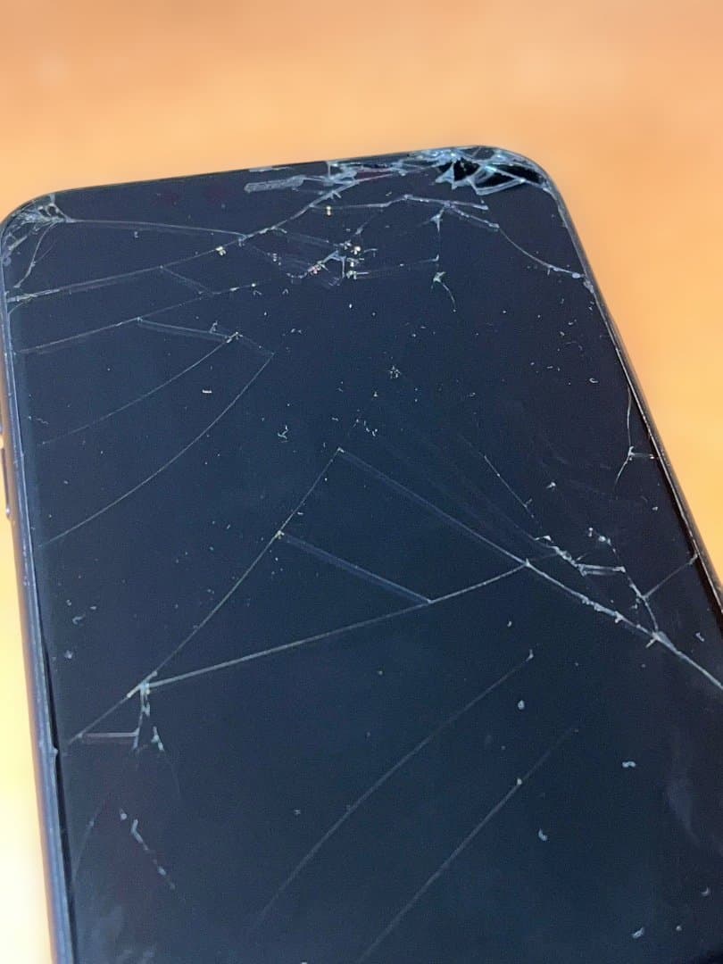 Apple iPhone 11 ブラック 本体 画面ひび割れあり