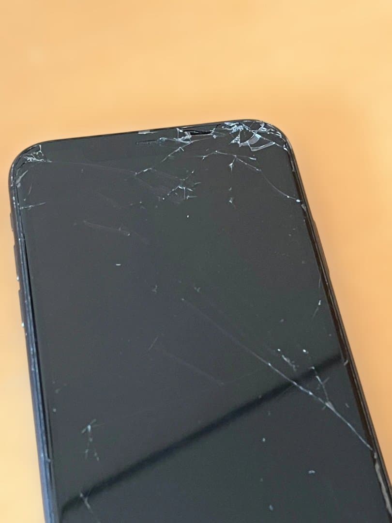Apple iPhone 11 ブラック 本体 画面ひび割れあり