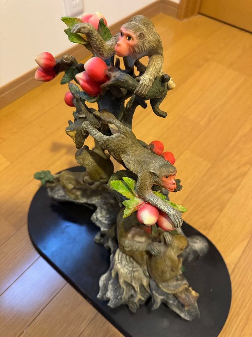 猿と果物の彫刻 約30cm