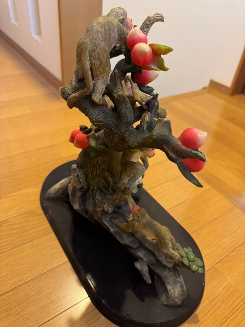猿と果物の彫刻 約30cm