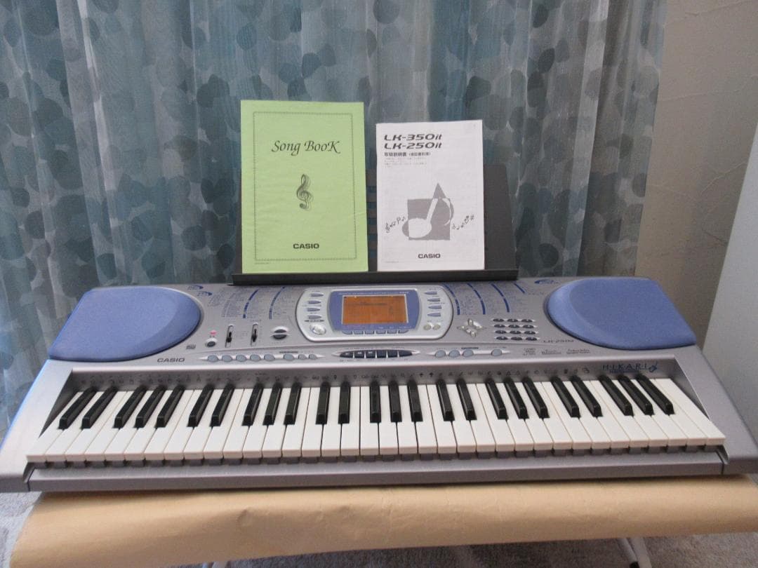 キーボード　CASIO LK-250it 光ナビゲーション　６１鍵盤タイプ
