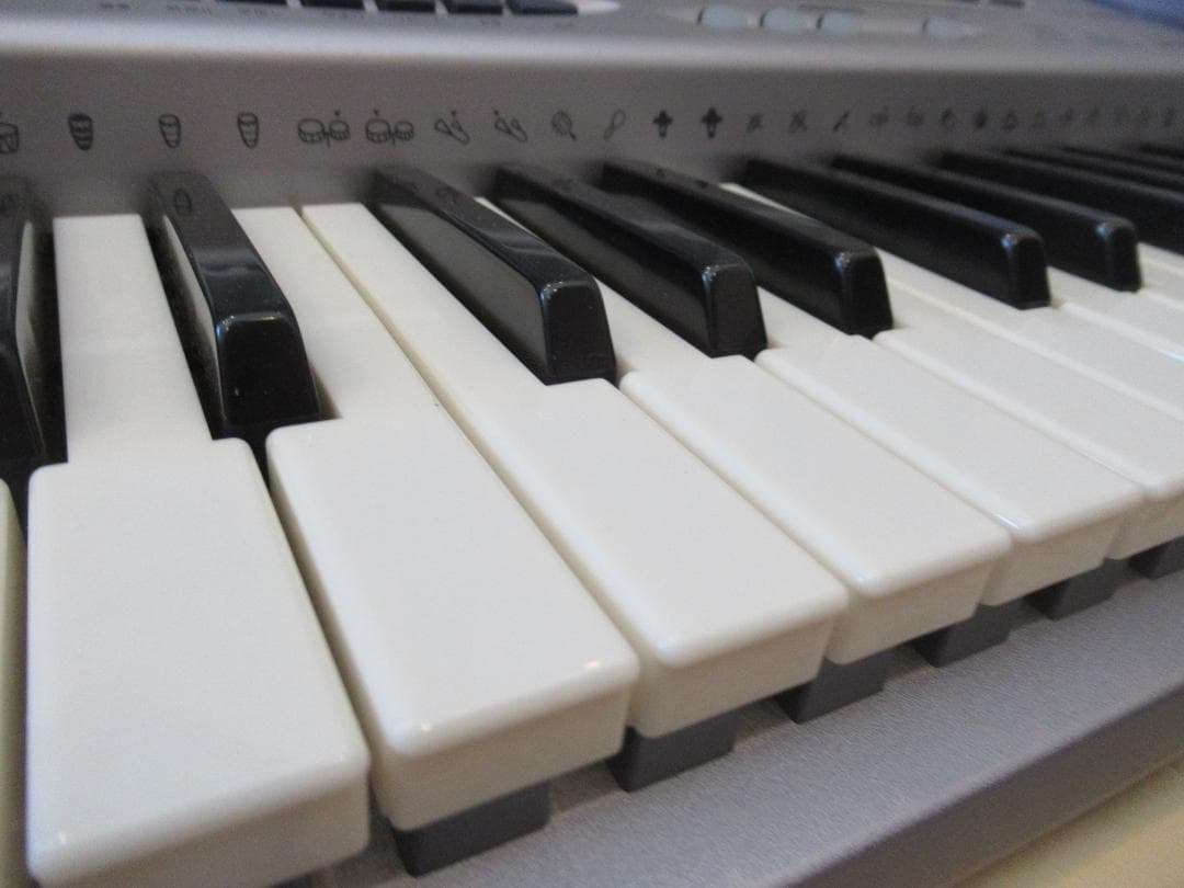 キーボード　CASIO LK-250it 光ナビゲーション　６１鍵盤タイプ