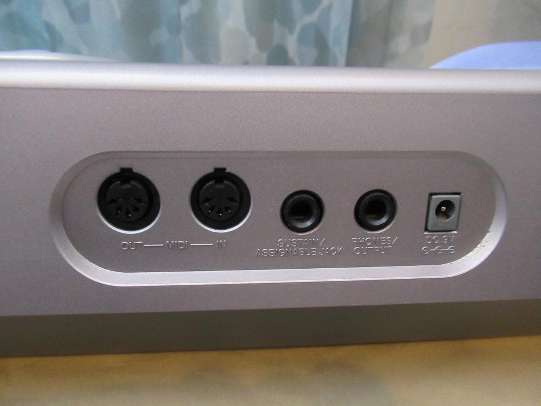 キーボード　CASIO LK-250it 光ナビゲーション　６１鍵盤タイプ