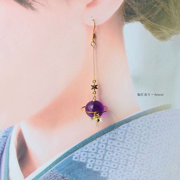 エメラルドとアメジスト色の天球儀と惑星ピアス　イヤリング