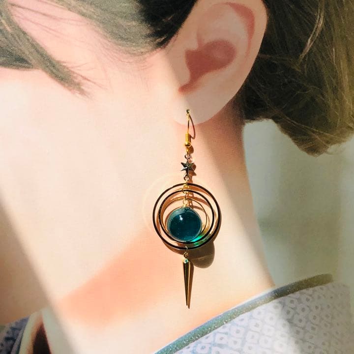エメラルドとアメジスト色の天球儀と惑星ピアス　イヤリング