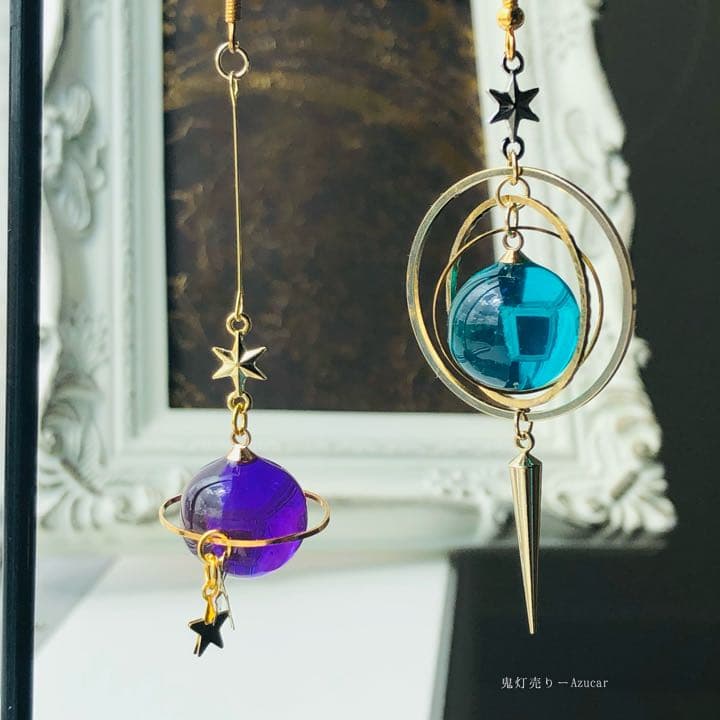エメラルドとアメジスト色の天球儀と惑星ピアス　イヤリング