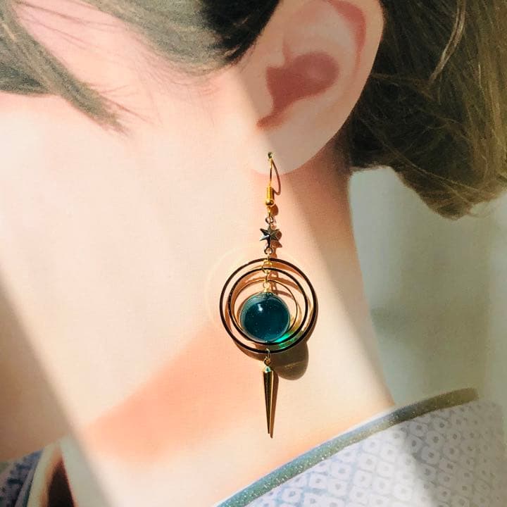 エメラルドとアメジスト色の天球儀と惑星ピアス　イヤリング