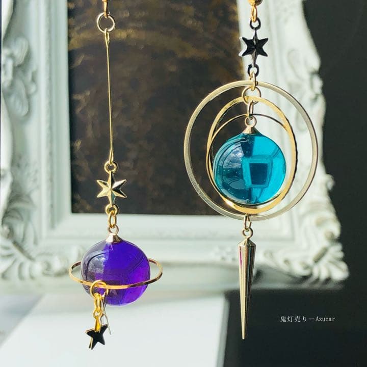エメラルドとアメジスト色の天球儀と惑星ピアス　イヤリング