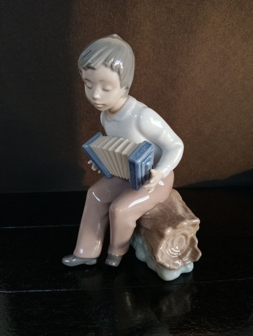 【LLADRO】フィギュリン アコーディオンをひく少年