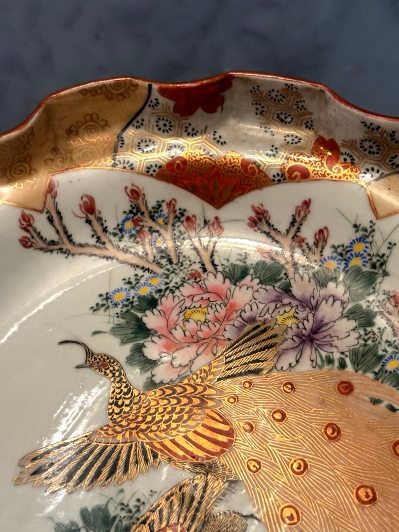 九谷焼明治期アンティークゴージャスな金彩溢れる孔雀やお花が美しい赤絵孔雀牡丹文皿