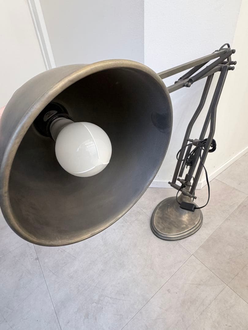 H.P.DECOインダストリアル アーム式フロアランプ