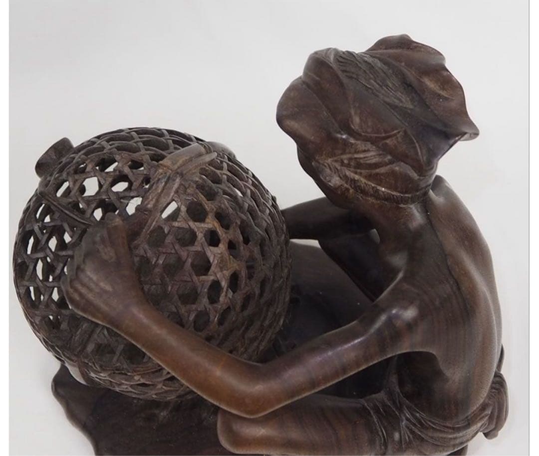 送料無料　黒檀一木彫　透かし彫り置物　高さ約 22ｃｍ