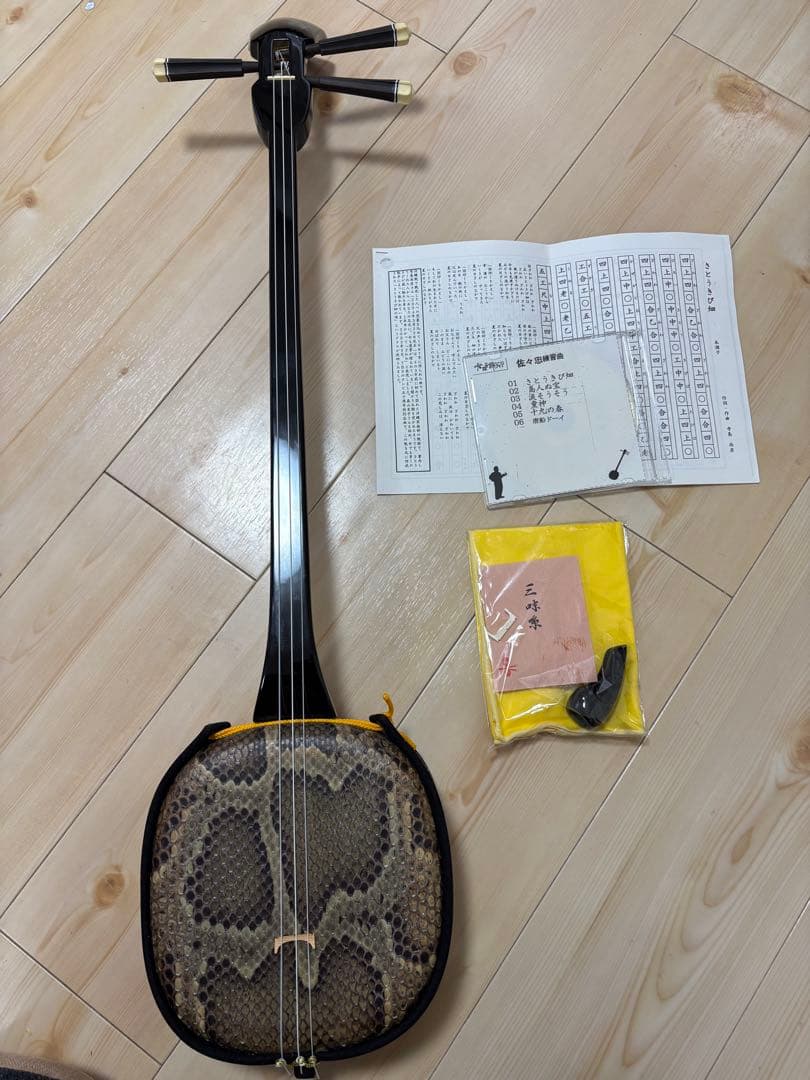 三線 ヘビ皮製 黒色 ケース付き