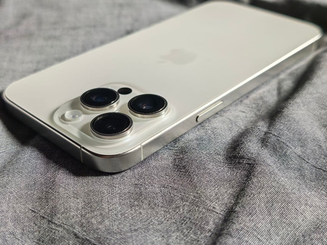 平*風様 iPhone 15 pro max ホワイト 256GB バッテリー