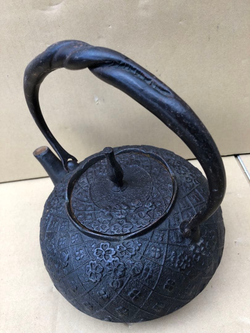 南部鉄器　鉄瓶(D16)