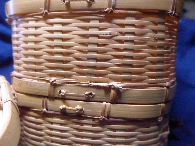 竹で編まれた二段弁当箱です。作りの良いものです。