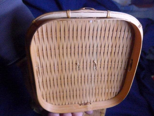 竹で編まれた二段弁当箱です。作りの良いものです。