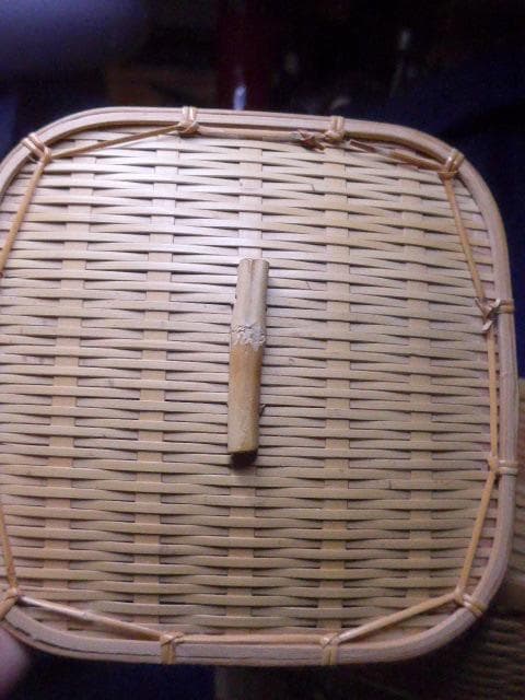 竹で編まれた二段弁当箱です。作りの良いものです。