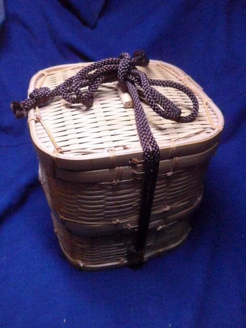 竹で編まれた二段弁当箱です。作りの良いものです。