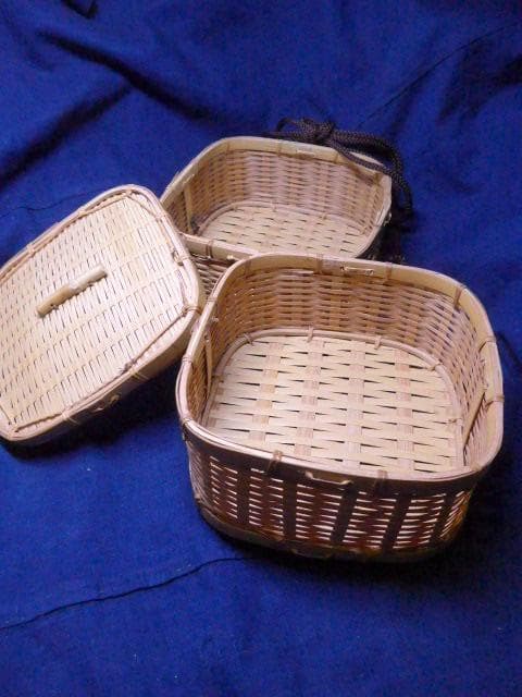 竹で編まれた二段弁当箱です。作りの良いものです。