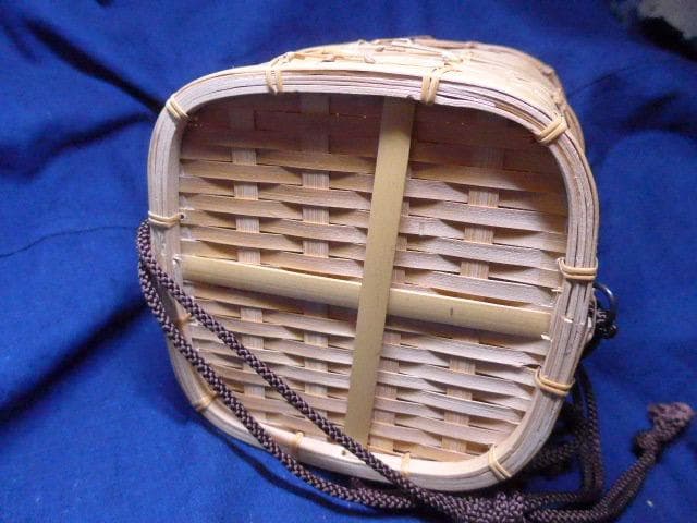 竹で編まれた二段弁当箱です。作りの良いものです。