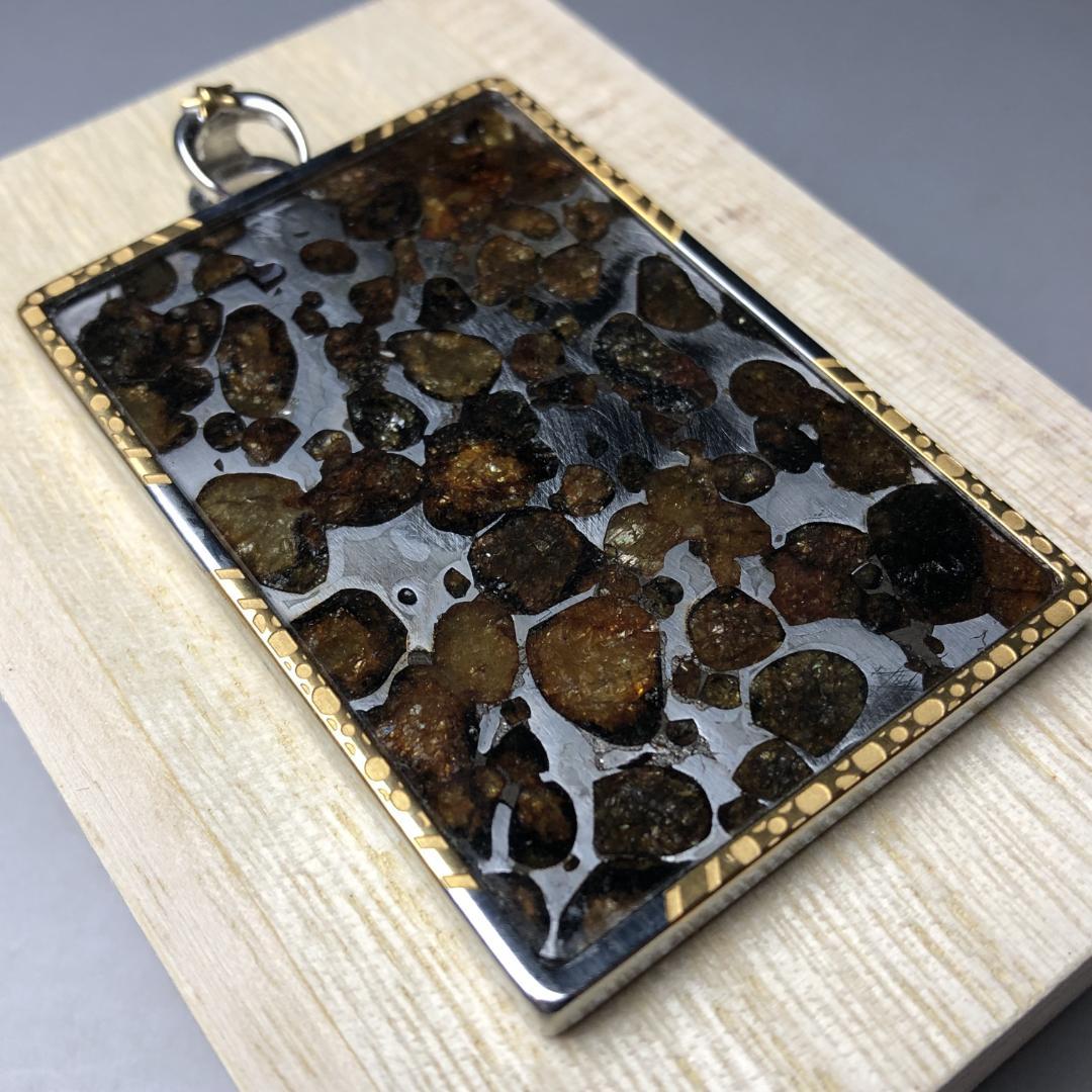 パラサイト隕石 セリコ隕石　石鉄隕石　高品質　ペンダント・高透明度　共箱