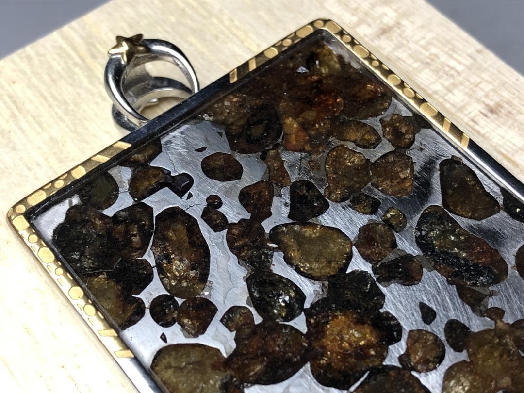 パラサイト隕石 セリコ隕石　石鉄隕石　高品質　ペンダント・高透明度　共箱