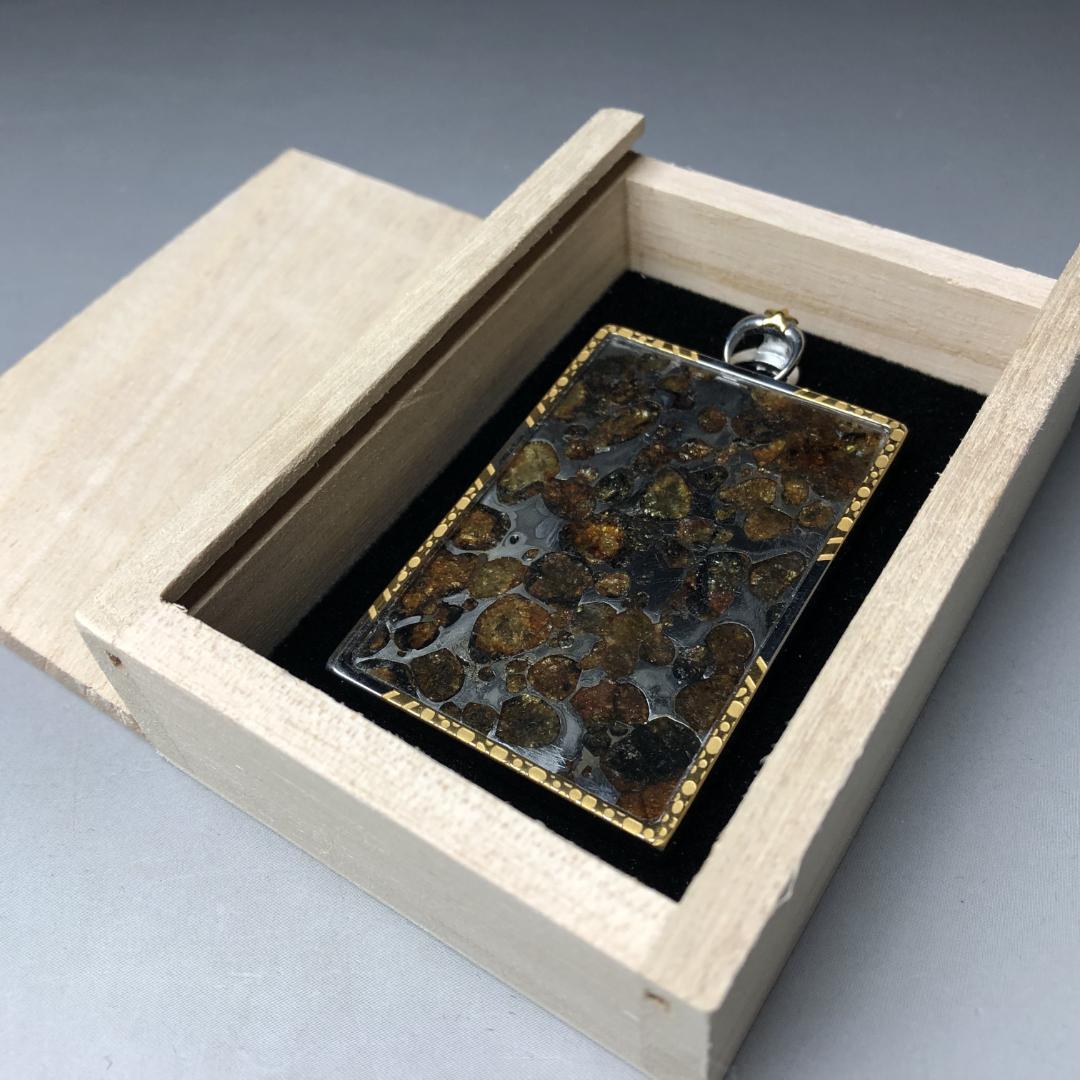 パラサイト隕石 セリコ隕石　石鉄隕石　高品質　ペンダント・高透明度　共箱