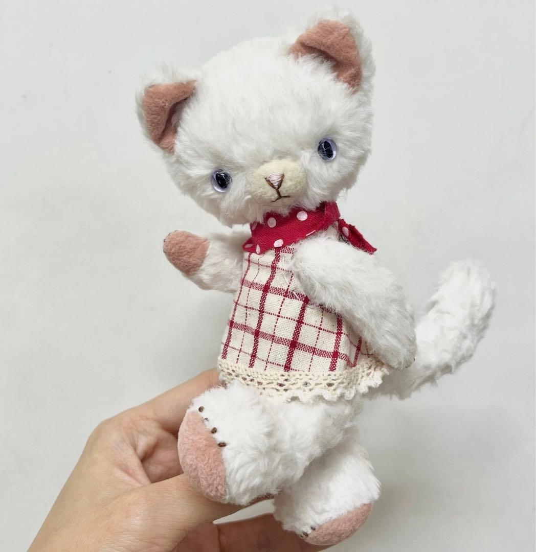 愛嬌がある白猫ちゃん アーティストベア ぬいぐるみ ハンドメイド 海外作家様