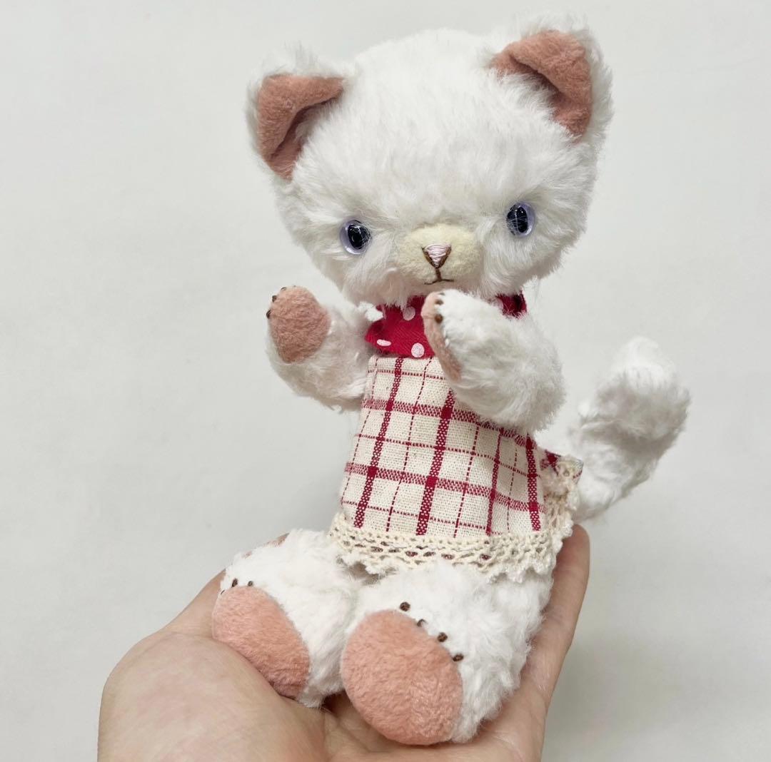 愛嬌がある白猫ちゃん アーティストベア ぬいぐるみ ハンドメイド 海外作家様