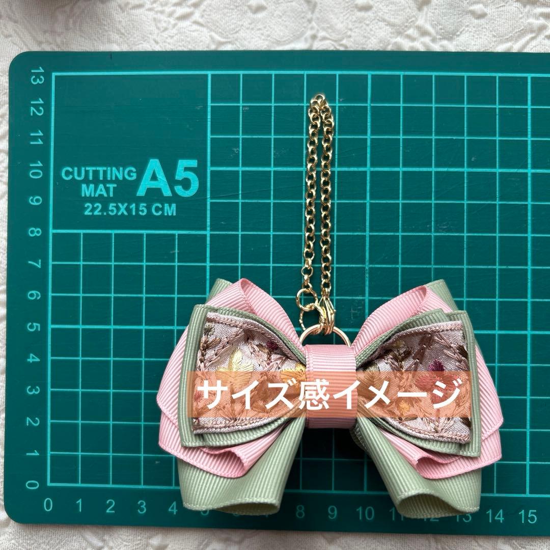 インド刺繍リボンのバッグチャーム　グレージュ×ラメ入りブラウン　ゴールド金具