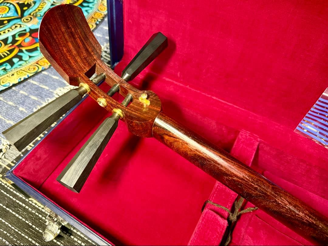 【虎縮杢】特上 津軽三味線 子持綾杉胴 高級青黒檀糸巻 トチ 良品 太棹 三味線