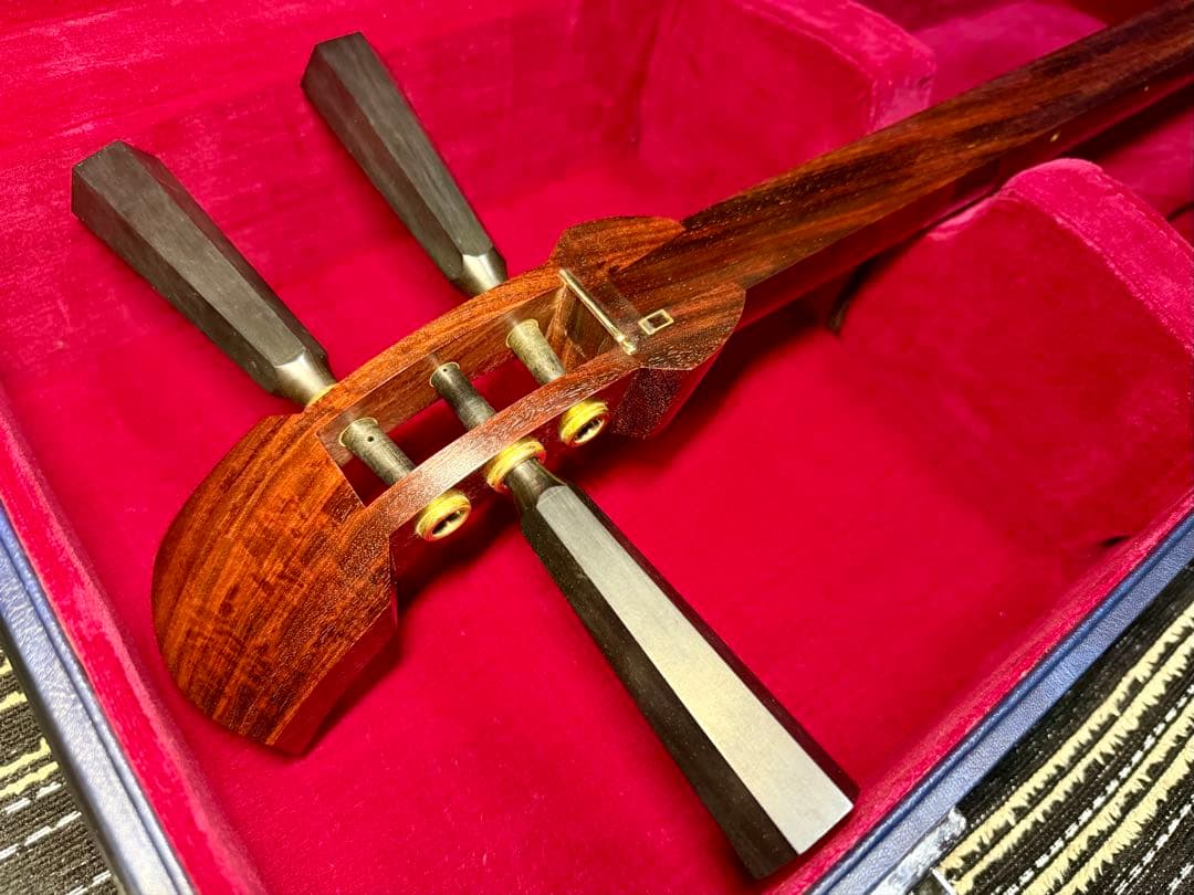 【虎縮杢】特上 津軽三味線 子持綾杉胴 高級青黒檀糸巻 トチ 良品 太棹 三味線